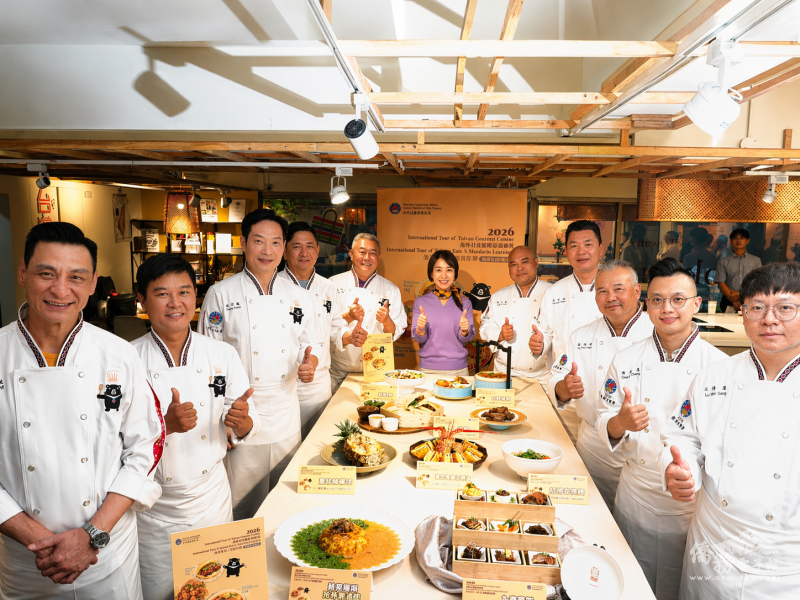 李姸慧與參與「臺灣美食國際巡迴講座」的主廚及助理們