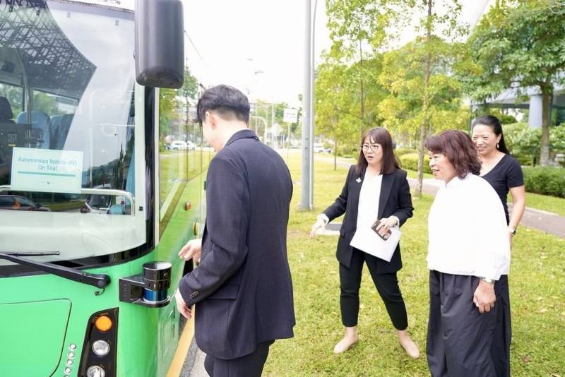 嘉義市長黃敏惠（前右1）20日起出訪新加坡，除參加食品展外，也考察新加坡地鐵有限公司、東南亞最大的超級應用數位平台Grab新加坡總部參訪交流，聚焦智慧城市、智慧交通及數位整合等議題。　　（嘉義市府提供）　
