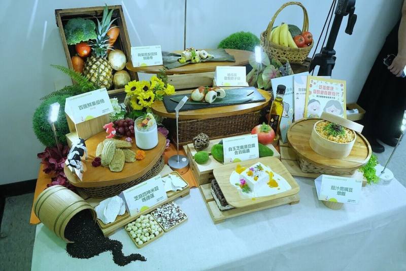 台灣邁入超高齡社會，逾7成長輩面臨部分缺牙問題，國健署積極推廣「質地調整飲食」，鼓勵民眾透過食材選擇、烹調技巧及料理設計，製作「咬得動、吃得下」的營養佳餚，讓長輩重拾吃的幸福感。（國健署提供）