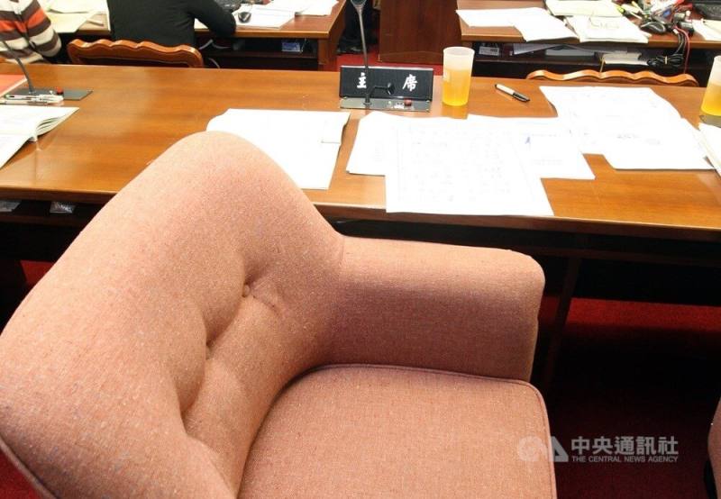 立法院內政委員會23日初審通過公職人員選罷法修正草案，排除「受緩刑宣告者」的候選人消極資格限制。圖為立院委員會主席座。（中央社檔案照片）