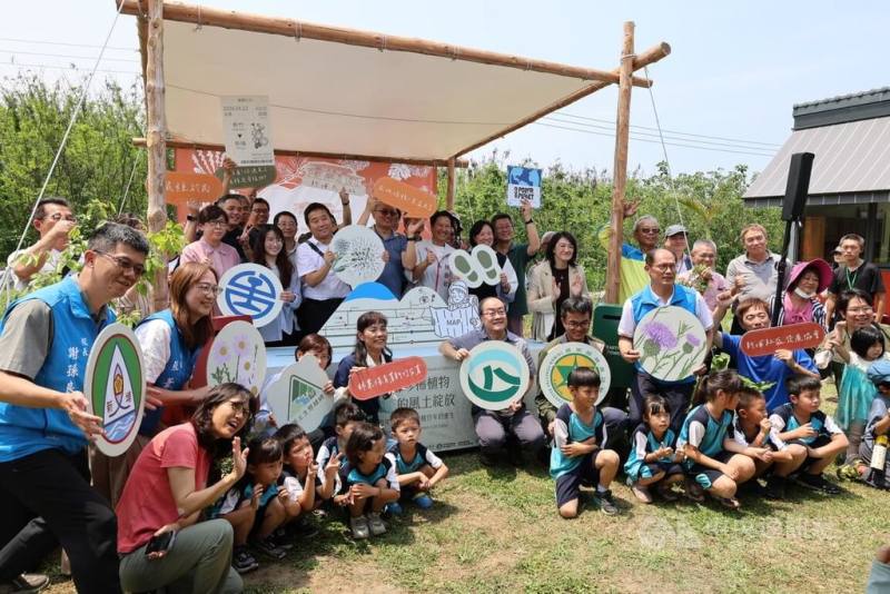 農業部林業及自然保育署新竹分署22日在有百年歷史的苗栗縣通霄鎮新埔車站，舉辦「竹苗珍稀植物復育的風土綻放」成果展示交流活動，邀請各界共襄盛舉