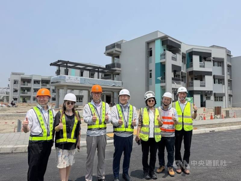 行政院南部聯合服務中心執行長許乃文（中）22日攜手相關單位舉辦高鐵屏東車站特定區記者會，說明建設與招商進度，並至屏科實中校舍工程現場會勘