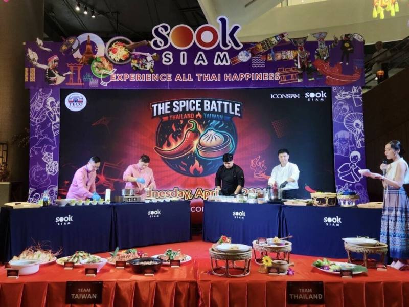 「台灣和泰國：辛香對決」（The Spice Battle－Taiwan vs Thailand）美食交流活動22日在曼谷商場登場，活動邀集台灣和泰國兩國頂尖廚師同台對決，展現精湛廚藝與獨特的飲食文化。（駐泰代表處提供）