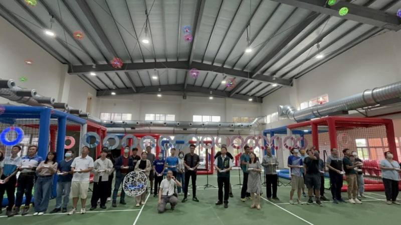 台南市教育局22日開辦「無人機足球師資培訓體驗營」，120名教師參與，盼先透過師資培訓，再進入校園拓展無人機教育。（台南市政府提供）