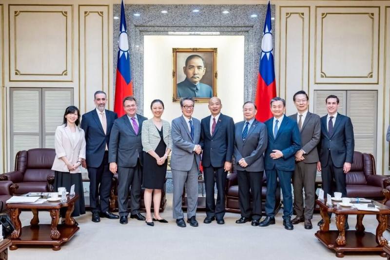 立法院長韓國瑜今天接見華府智庫訪團，他表示，將協助各黨凝聚共識，並發揮立法院職責，回應民眾普遍對相關預算能否被妥善運用的疑慮，推動審議國防特別預算條例。（立法院提供）