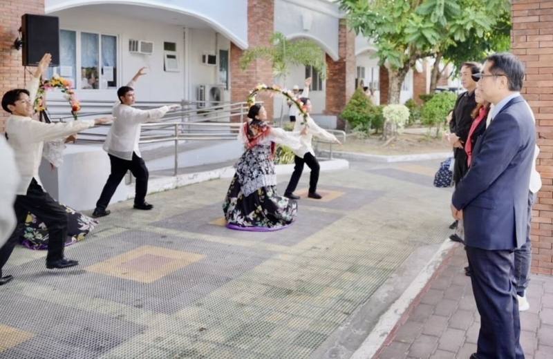 台南市長黃偉哲（右）23日訪問菲律賓姊妹市甲美地市（Cavite），期待強化兩市物產、觀光及教育等領域實質合作。（台南市政府提供）