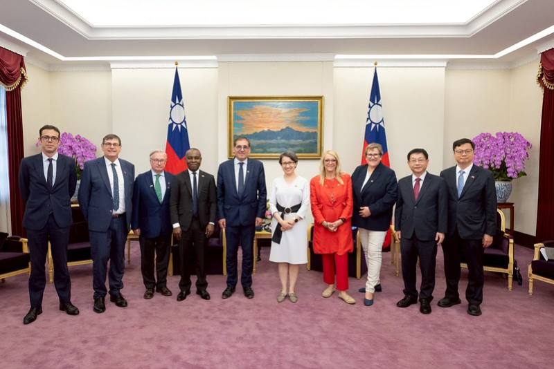 副總統與「法國參議院第一副議長孟岱立（Didier MANDELLI）訪團」合影