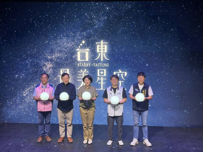 台東縣長饒慶鈴 （中）23日召開記者會，宣布今年最美星空音樂會起跑，包含東海岸、縱谷、南迴、離島等總共有8場次。