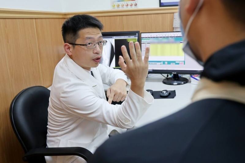 花蓮慈濟醫院骨科醫師張家銘指出，比腕力骨折並非罕見，主要來自瞬間強大的扭轉力，導致肱骨骨折，提醒民眾切勿逞強，以免樂極生悲。（花蓮慈濟醫院提供）