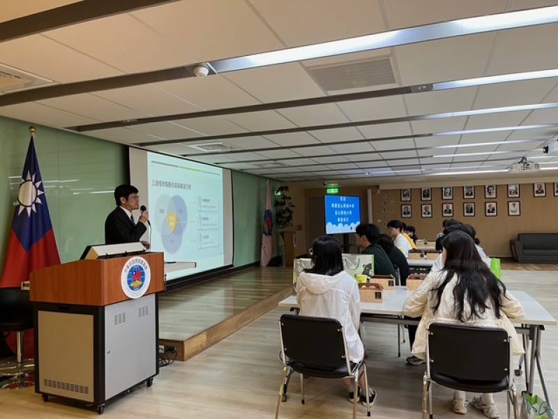 僑生處梁崇偉專員介紹僑生頂尖及傑出獎學金