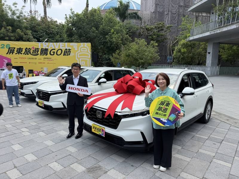 「屏東旅遊購GO節」將於5月登場，屏東縣長周春米（右）23日於記者會宣布，最大獎為百萬汽車，將送出6台。