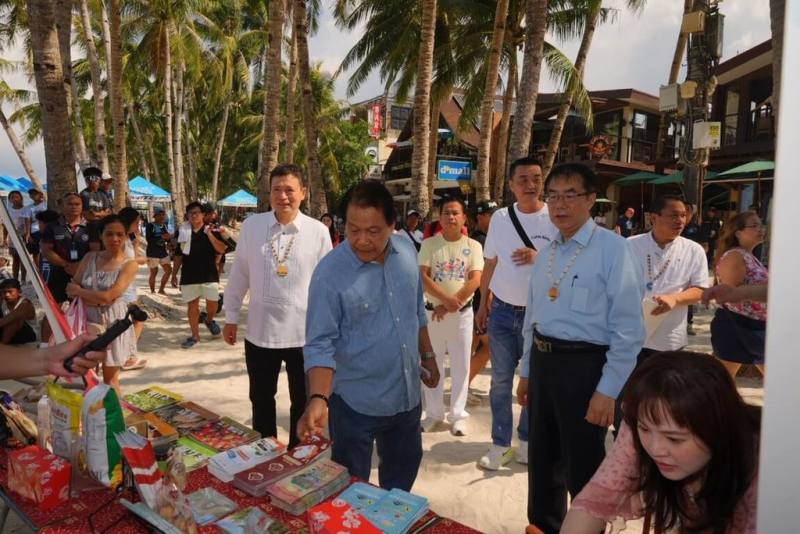 台南市長黃偉哲（右）24日出席菲律賓「2026愛上長灘島」開幕活動，向國際旅客行銷台南。（台南市政府提供）