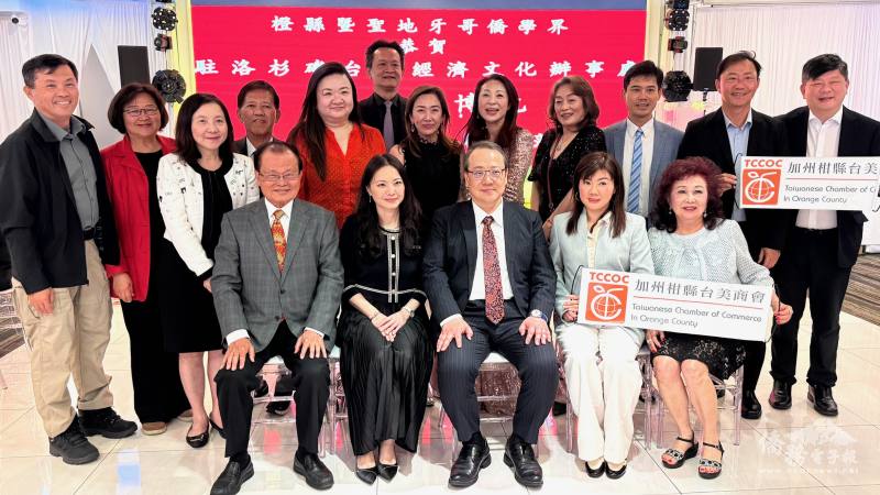 馬博元伉儷與僑領合影留念