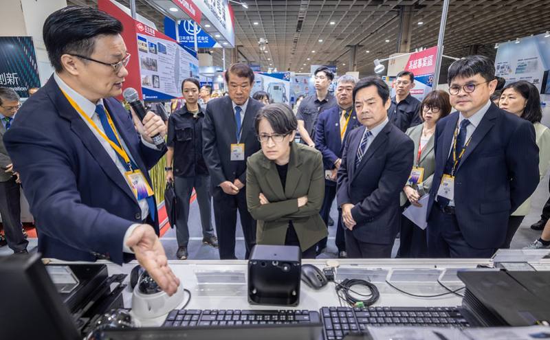 副總統依序參觀品睿通訊公司、關鍵基礎設施安全科技應用區、利凌企業公司、幸福建築主題館、淨零永續ESG整體解決方案主題館、防災韌性大聯盟主題館、次世代通訊科技應用館等展區