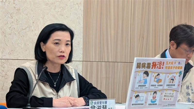 CDC spokesperson Tseng Shu-hui (left) said Thursday that Taiwan has over half a year’s supply of condoms amid supply chain concerns linked to the Iran war. CNA file photo