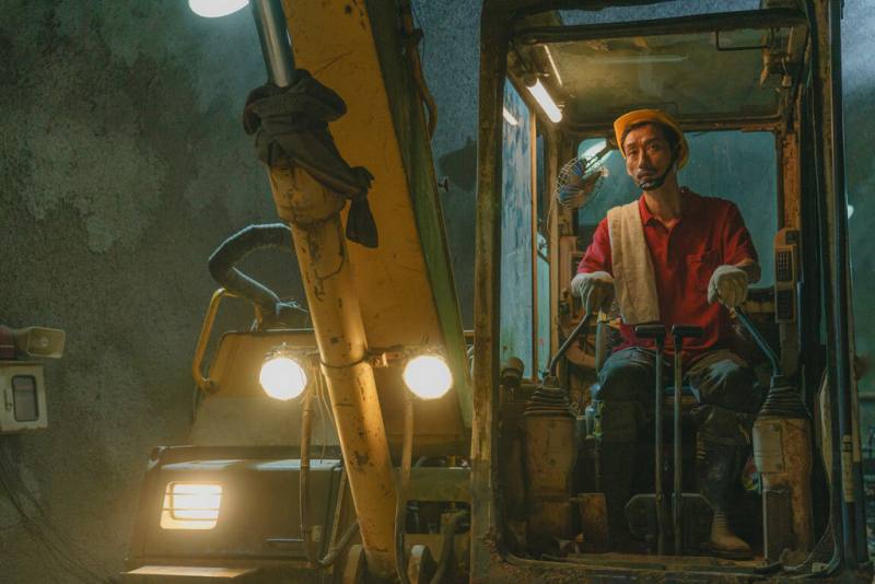 演員陳竹昇（圖）在戲劇「都市開基祖」飾演一名因工安意外生病的捷運工人，從劇場幕後做起的他，深知早年相對薄弱的工安環境，盼大家重視拍戲環境的安全。（客台提供）