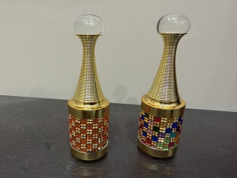 中東戰爭導致能源供應短缺，在天然氣供給下滑的情況下，印度玻璃製造業的熔爐停擺，進而導致數千人失業。圖為鑲嵌玻璃裝飾的容器。