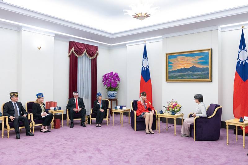 副總統接見「美國海外作戰退伍軍人協會魏眸娥總會長」，並相互交流