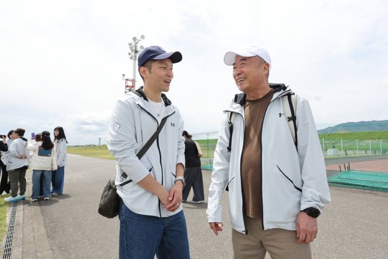 由運動部和中華奧會籌組的名古屋亞運參訪團，部長李洋（左）每天都仔細聆聽場館簡報，並隨時和中華奧會副主席廖裕輝（右）溝通問題。（中華奧會提供）