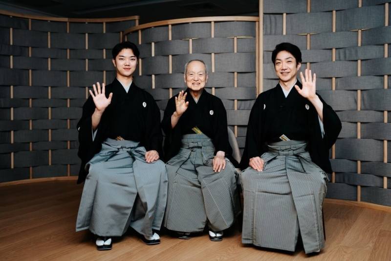 萬作之會「狂言劇場」24日起在高雄衛武營登場，這次主打「三代同堂」，觀眾將可一次欣賞到20歲、60歲到90歲不同年齡層呈現的狂言藝術境界。野村家三代野村裕基（左起）、野村万作以及野村萬齋合影。（衛武營提供）