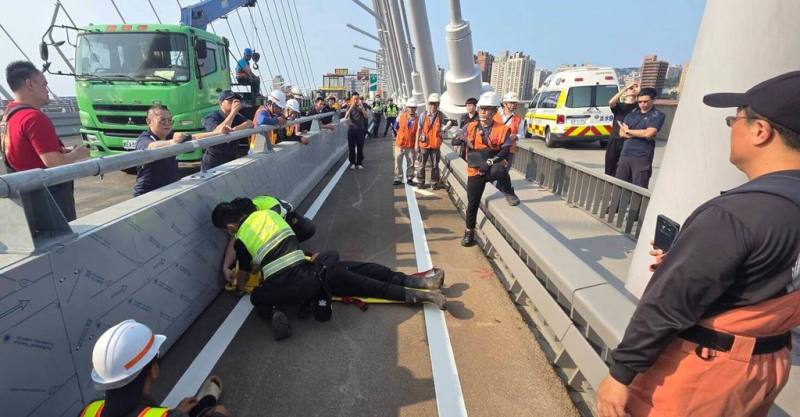 淡江大橋5月12日將通車，新北市消防局23日表示，已做好橋梁事故搶救應變計畫與演練，若機車道車禍，會因地制宜進行搶救，以安全為重。圖為演練情形。（新北市消防局提供）