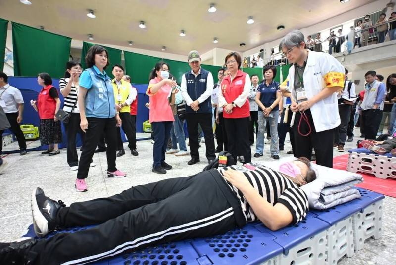 首場城鎮韌性全民防衛動員演習23日在彰化結束，彰縣府指出，演練採實人、實物、實地、實景、實作原則，區分兵棋推演及綜合實作2大面向，實際驗證地方政府應變機制的運作成效。（彰縣府提供）