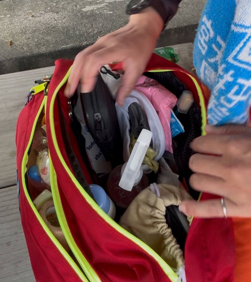 急救包裡裝體溫計、血壓計、血糖機、紗布、彈性繃帶、生理食鹽水、3M膠帶...等。(圖片由王絹惠提供)