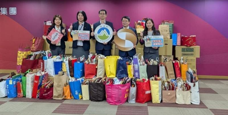 環境部於3月26日啟動「袋袋箱傳」二手袋循環平台，目前已募集約6萬個二手袋，其中兆豐金控就募得3.2萬個。（環境部提供）
