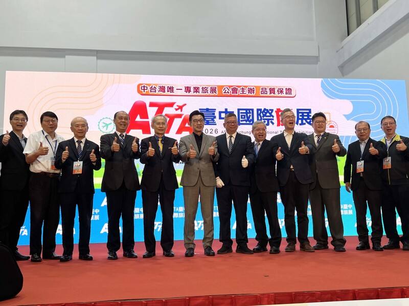 2026 ATTA台中國際旅展首度移師台中國際會展中心，立法院副院長江啟臣（左6）、台中市旅行商業同業公會理事長馮國豐（右6）24日出席開幕式。