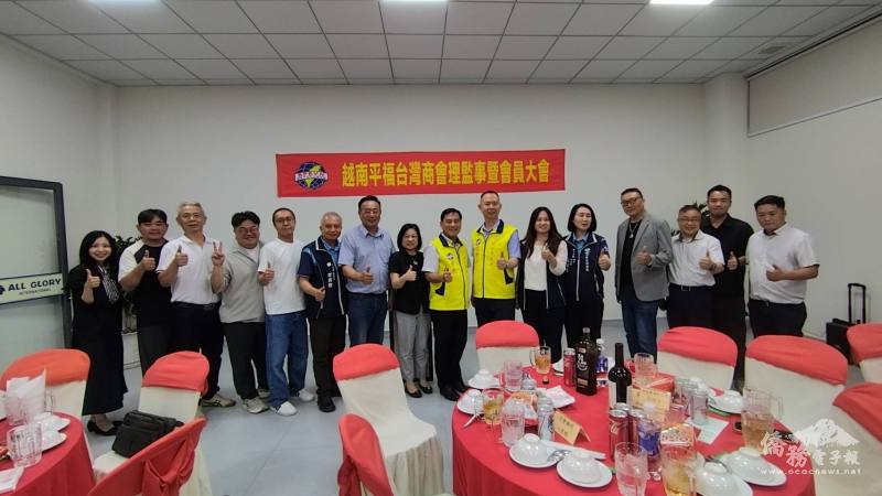 會長黃海津與監事長謝茂山熱情接待與會貴賓，一同合影留念