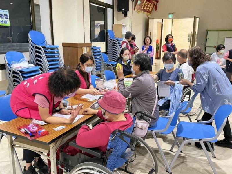 高雄榮民總醫院24日起展開為期5天的澎湖4鄉市巡迴健檢義診服務，為離島偏鄉居民提供疾病篩檢與醫療保健諮詢。（湖西鄉公所提供）