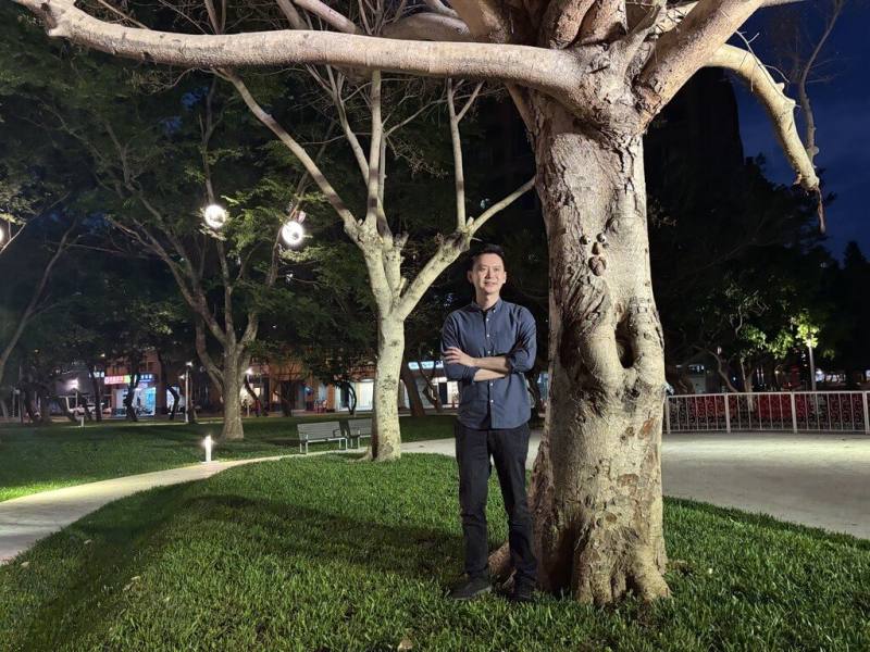 竹北市公所24日起在市東、市西公園邀請紙風車劇團演出客家親子劇「燈怪」，市長鄭朝方（圖）表示，此次也為公園的樹木妝點眼睛、鼻子等生動裝飾，打造成童趣與奇幻色彩的「樹怪森林」。（竹北市公所提供）