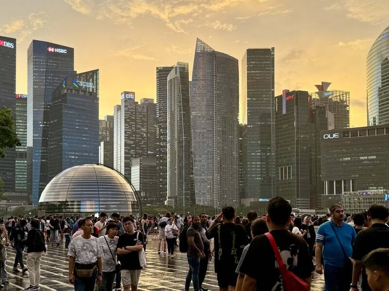 路透社24日報導，新加坡正從東西方的門戶角色，轉型為AI人工智慧產業的中立地帶。