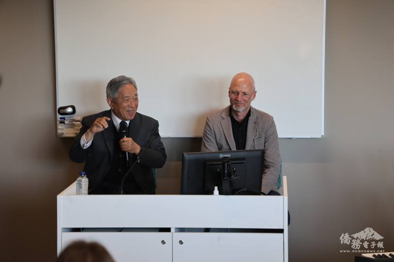 駐荷蘭代表大使田中光（左）與萊頓大學教授Casper Wits（右）於活動中進行對談，從臺荷歷史與文化連結切入，探討臺灣於國際文化語境中的定位（攝影／張懷文）