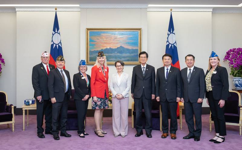 副總統與「美國海外作戰退伍軍人協會魏眸娥總會長」訪賓一行合影