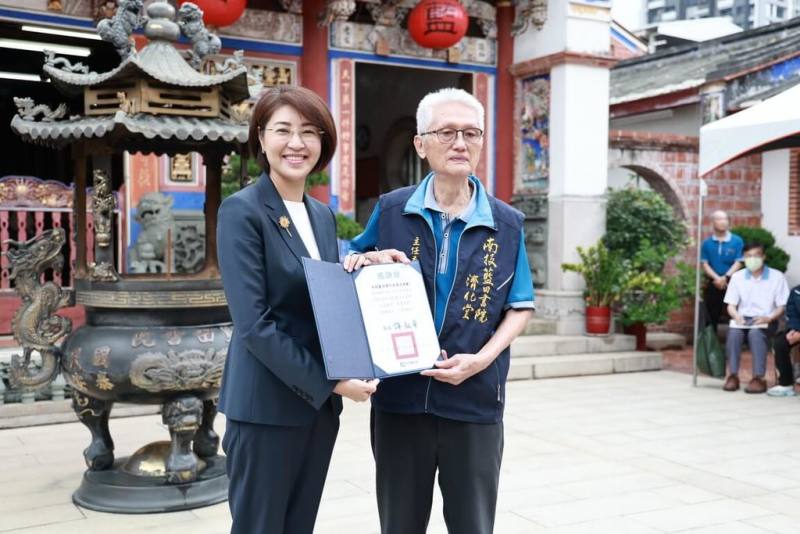 南投市藍田書院濟化堂慈善功德會24日辦理國中清寒優秀學生獎學金暨高中清寒學生午餐費補助發放活動，南投縣長許淑華（左）到場致贈感謝狀，由藍田書院管理委員會主任委員張振昌（右）代表接受。（南投縣政府提供）