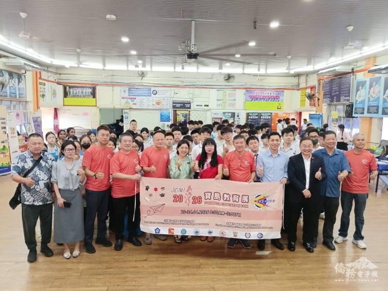 駐馬代表處僑務組組長廖建勛於尊孔國民型華文中學於雪隆留臺、各臺灣大學老師及尊孔國民型中學師生合影