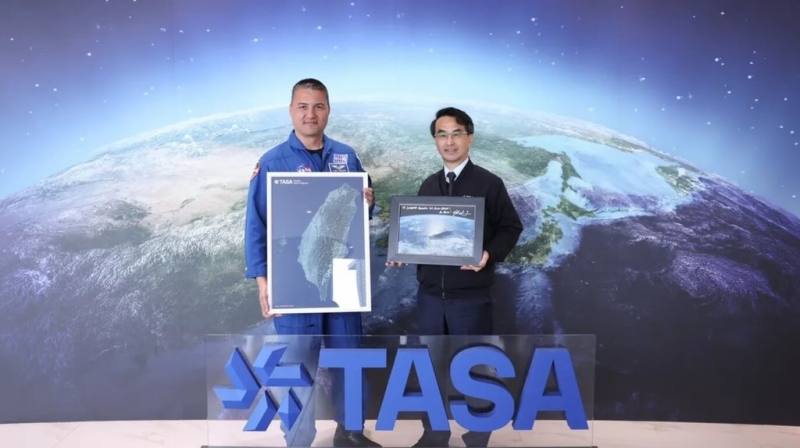 國家太空中心（TASA）23日表示，在台灣出生的美國國家航空暨太空總署（NASA）太空人林琪兒22日參訪TASA。圖為林琪兒（左）致贈由ISS拍攝的台灣照片給TASA主任吳宗信（右），吳宗信也回贈台灣影像。（TASA提供）