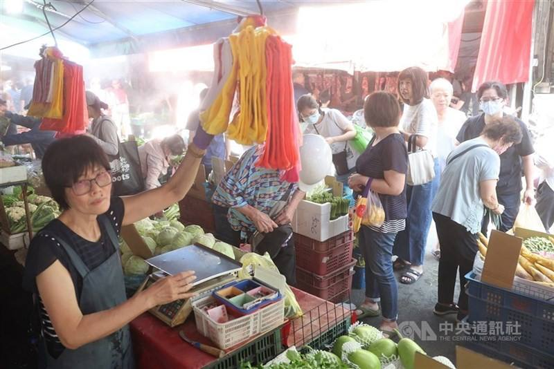 An official said Thursday that plastic supplies are stable after the government asked manufacturers to boost production in response to disruptions caused by the Iran war. The photo shows plastic bags at a traditional market. CNA file photo