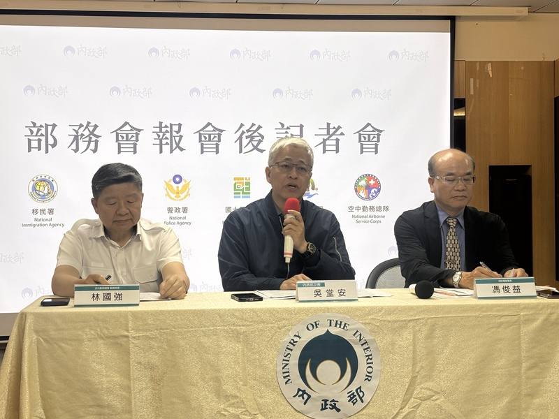 內政部23日舉行部務會報會後記者會，包括內政部空勤總隊副總隊長林國強（左起）、內政部常務次長吳堂安、內政部消防署副署長馮俊益出席。
