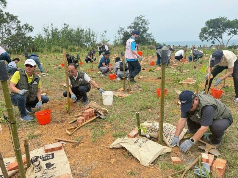 交通部公路局中區養護工程分局與裕隆汽車、台灣山林復育協會推動苗栗公路生態樹島計畫，23日在台61線通霄新埔段隧道上方種下1000株台灣原生植物，串聯周邊森林棲地，促進恢復生物多樣性。（中區養護工程分局提供）