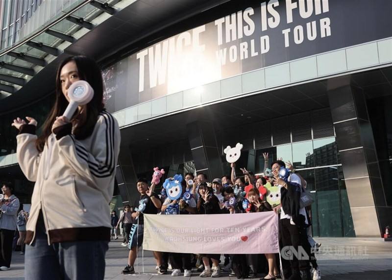 Fans gather for a photo outside a concert at Taipei Dome in March. CNA file photo
