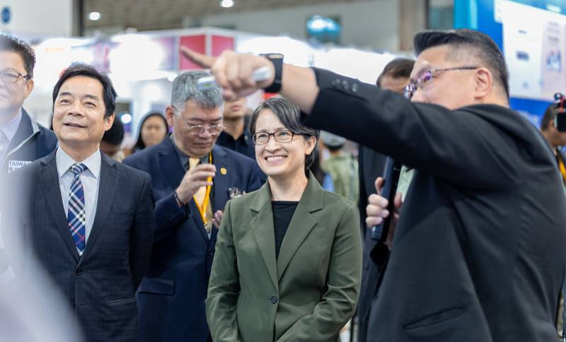 蕭美琴副總統今（24）日上午前往南港展覽館參觀「Secutech 2026第27屆台北國際安全科技應用博覽會」