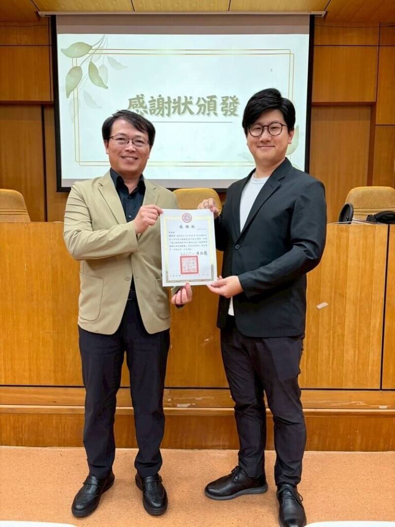 東吳大學近期邀請內政部國土管理署都市基礎工程組副組長趙啟宏（左）到校演講，分享從「車本位」到「人本位」的城市規劃變革，並由通識教育中心主任陳冠霖（右）頒贈感謝狀。（東吳大學提供）