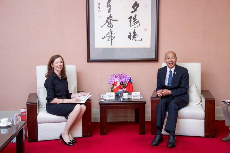 立法院長韓國瑜（右）23日接見「加拿大駐台北貿易辦事處」代表何曼麗（左）。