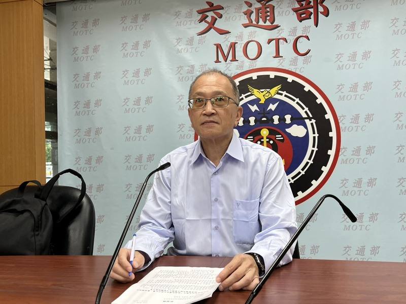 台鐵公司「軌道結構安全提升計畫」獲行政院核定，經費新台幣約99億元。台鐵工務處副處長朱我帆（圖）24日說明，將加強鐵路結構強度及機械化軌道養護，採購68台維修工程車。