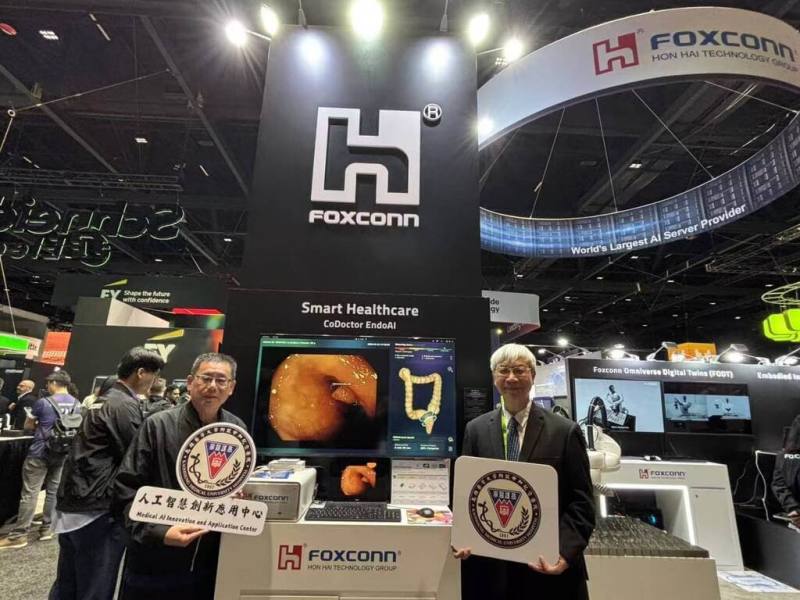 高雄醫學大學附設中和紀念醫院副院長盧鴻興（右）與鴻海B事業群暨數位健康總經理姜志雄（前左）攜手於NVIDIA GTC 2026大會發表全球首例由NVIDIA IGX Thor平台驅動的「大腸鏡AI Agent」，成臨床即時決策輔助工具。（高醫提供）