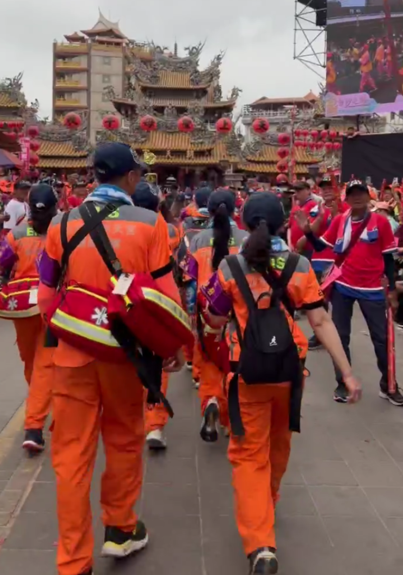 團隊會依人數動態調整各組與神轎的距離。(圖片由王絹惠提供)