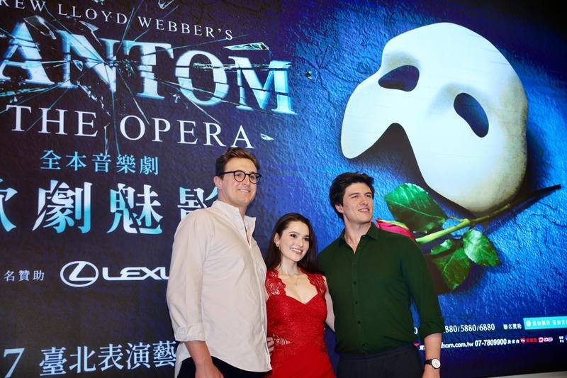 全本音樂劇「歌劇魅影」再度來台搬演，21日起至5月17日在台北表演藝術中心演出，飾演魅影的溫-莫里斯（Samuel Wyn-Morris）（左）、飾演女主角克莉絲汀的羅伯茲（Grace Roberts）（中）與扮演拉烏爾的麥卡倫（Rory McCollum）23日合體亮相宣傳。