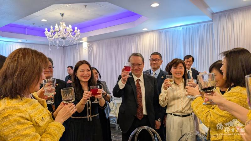 馬博元與夫人逐桌向與會僑領敬酒致意